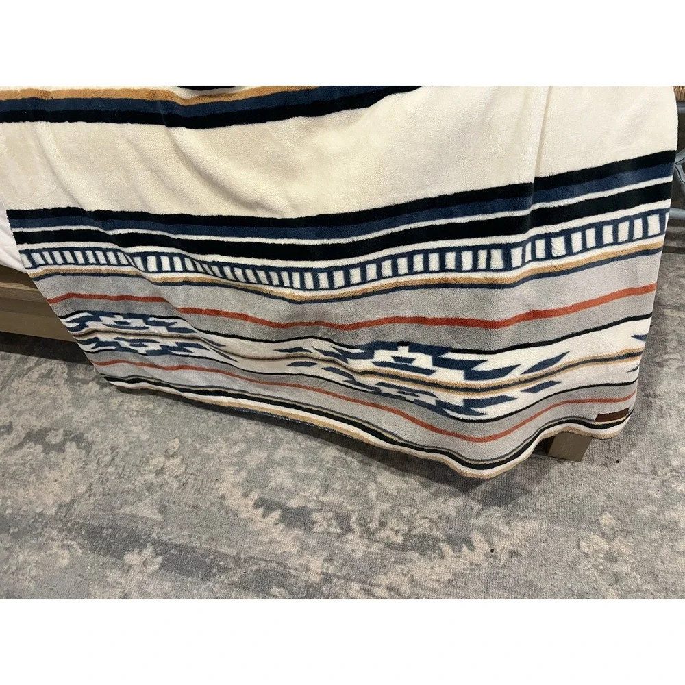 Pendleton Sherpa Fleece Aztec Queen Blanket 70